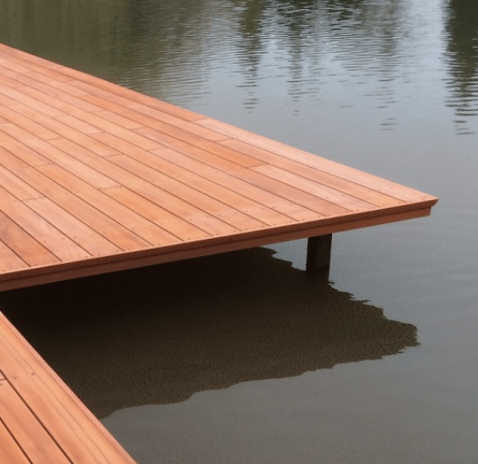 Houten kade waar de bondels op kunnen worden bevestigd